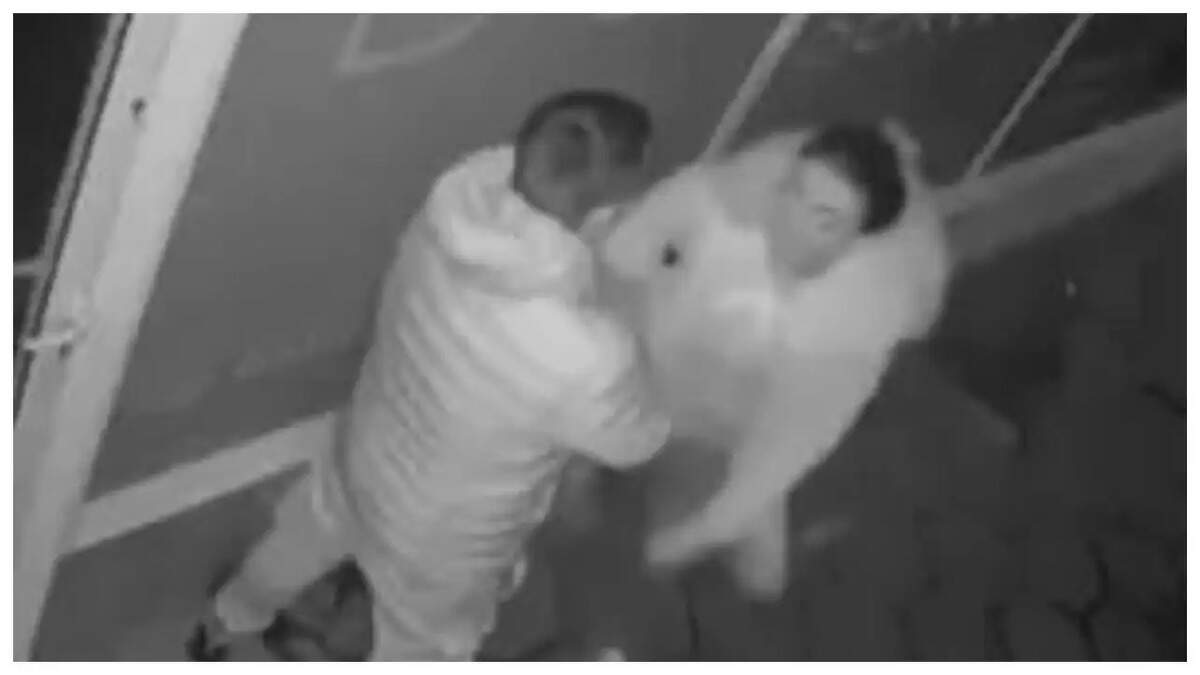 கடையின் கண்ணாடியை தலையால் உடைத்த பெண்