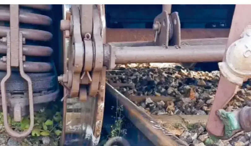 தடம் புரண்ட ரயில்