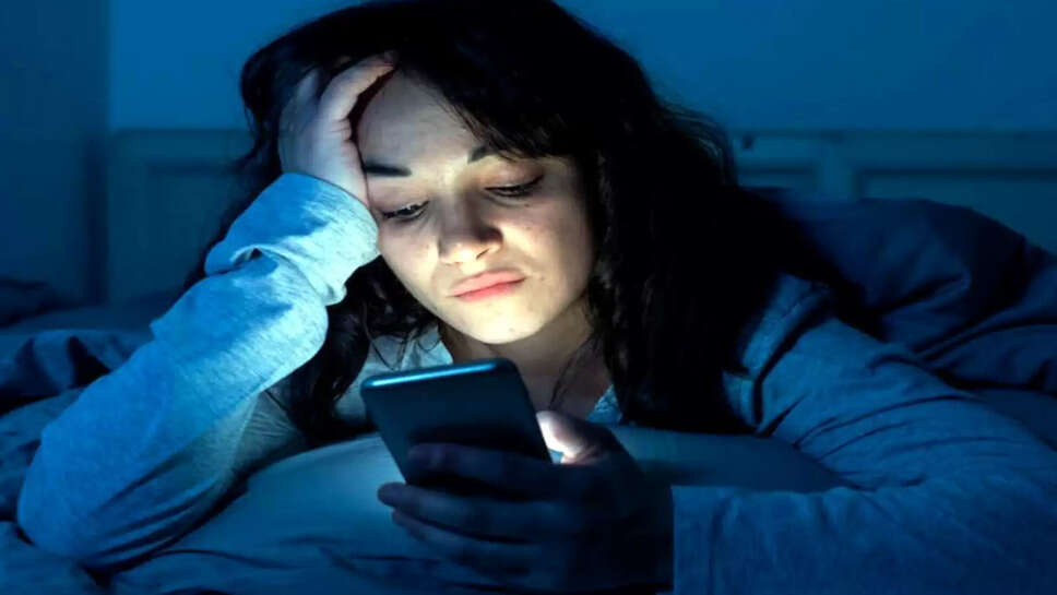 செல்போன் தூக்கம் மன அழுத்தம் இளம்பெண்