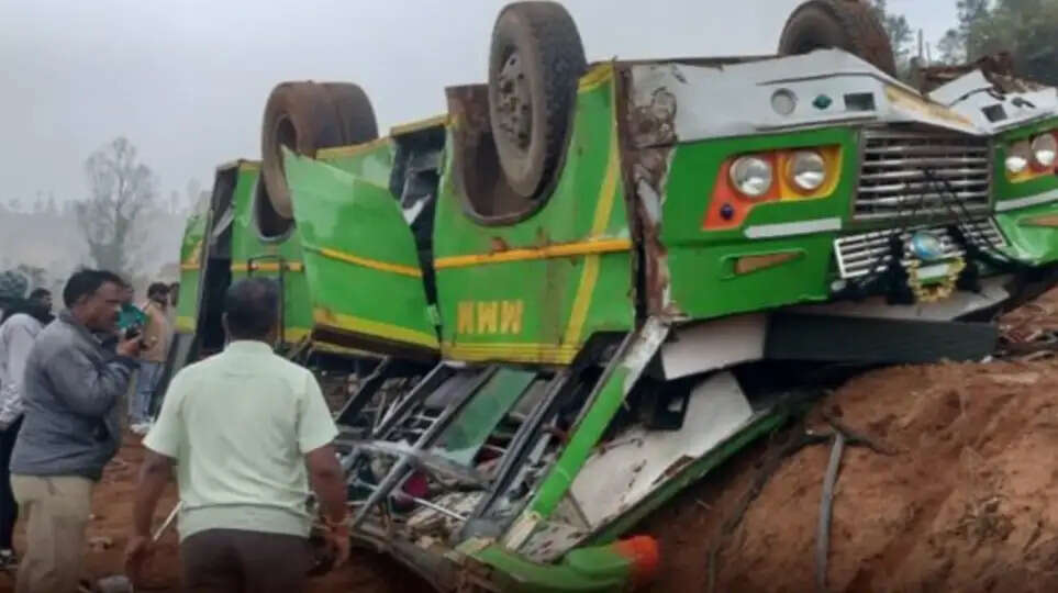 மினி பஸ் 100 அடி பள்ளத்தில் உருண்டு 3 குழந்தைகள் உட்பட 32 பேர் படுகாயம்!