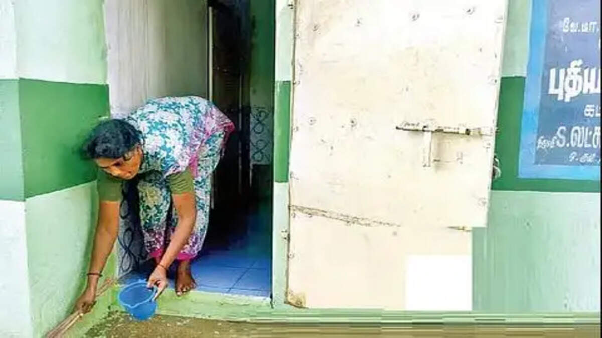 பள்ளிகளில் தூய்மை பணியாளர்கள்