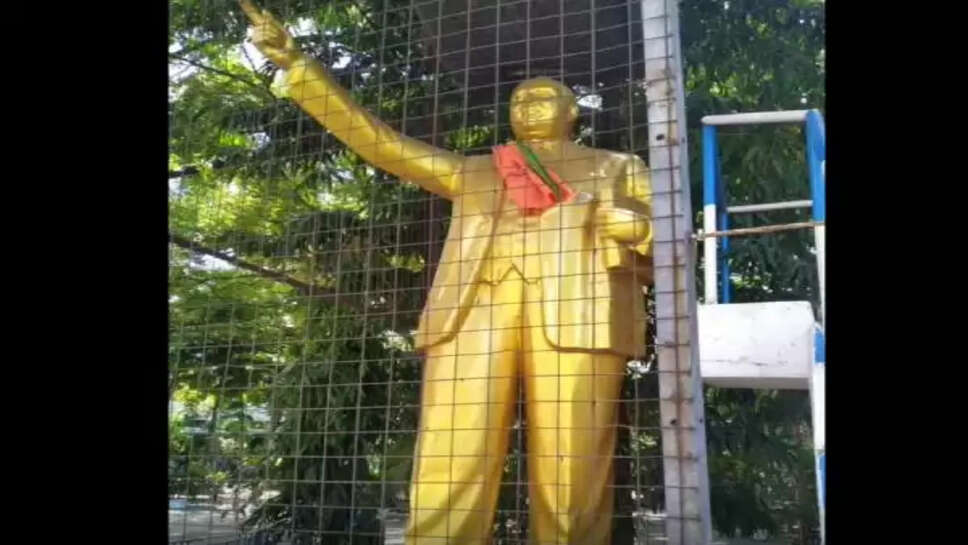 காவியில் அம்பேத்கர்