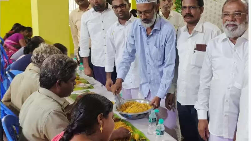 பக்ரீத் தூய்மை பணியாளர்கள் பிரியாணி விருந்து