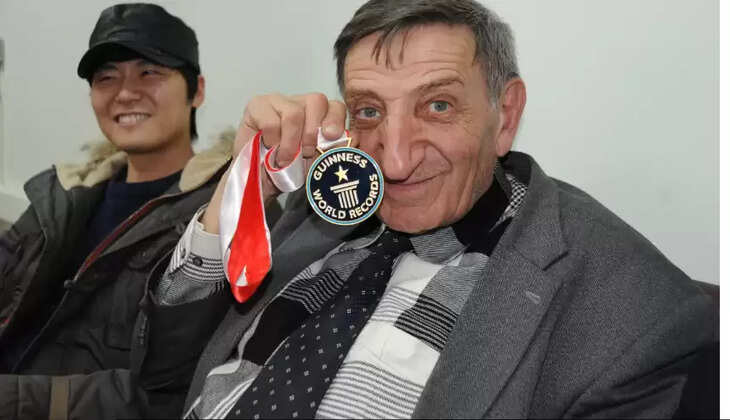 நீளமான மூக்குக்காரர்