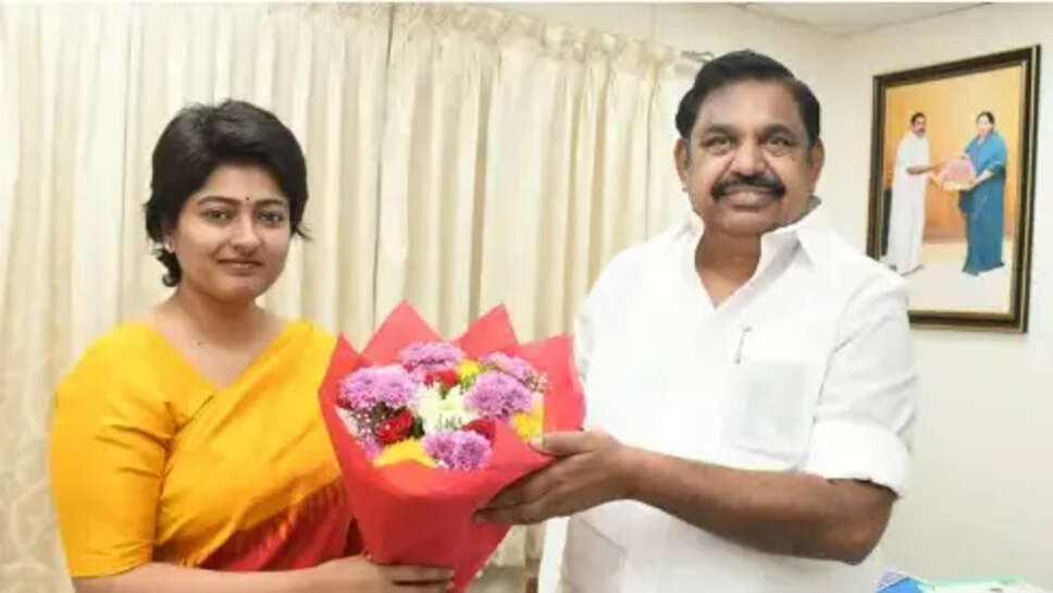 காயத்ரி ரகுராம்