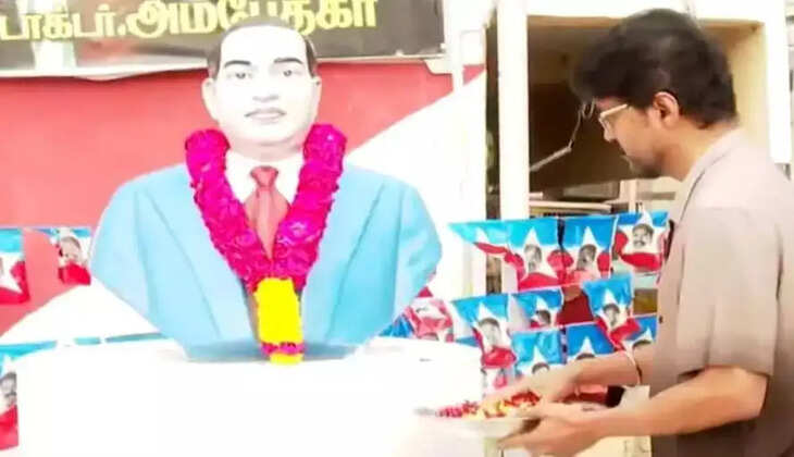  தவெக தலைவர் விஜய்  அம்பேத்கரின் சிலைக்கு மாலை அணிவித்து மரியாதை!