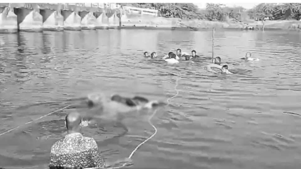 காருடன் நீரில் மூழ்கிய பெண்