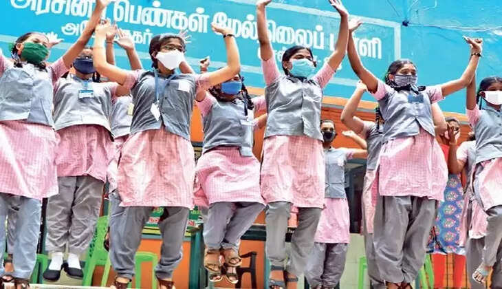 மாணவிகள் விடுமுறை மகிழ்ச்சி