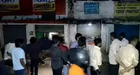 24 மணி நேரமும் படுஜோராக நடக்கும் மதுவிற்பனை! நள்ளிரவில் போராட்டத்தில் குதித்த மக்கள்!