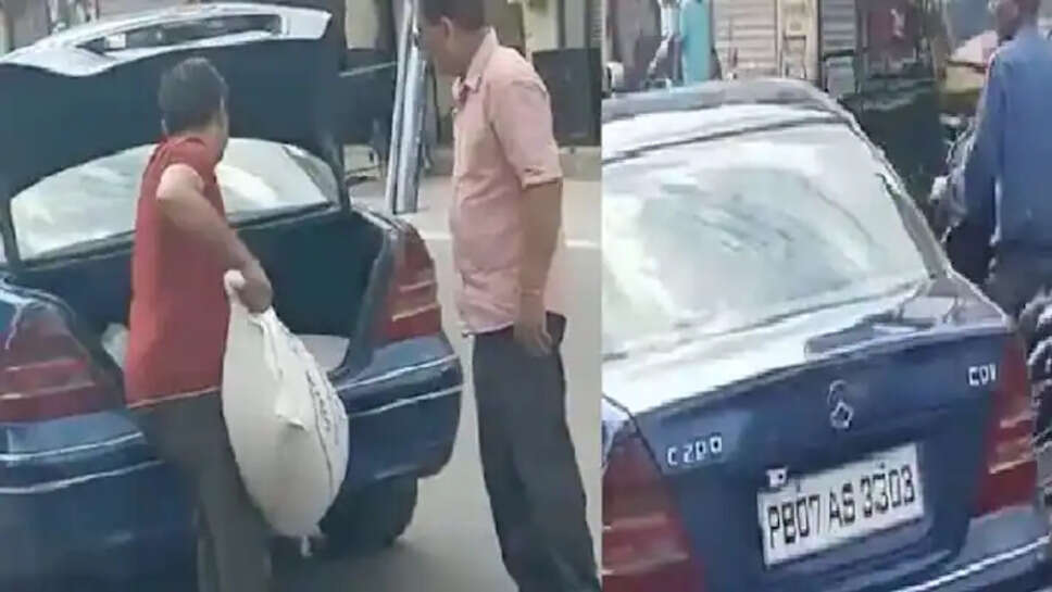 காரில் ரேஷன் பொருட்கள்