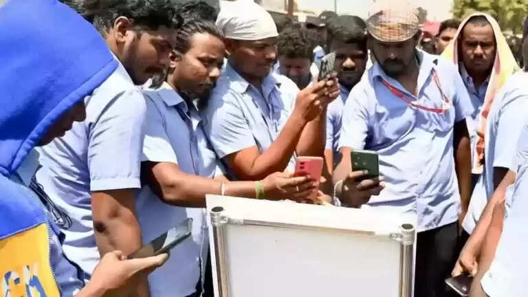 அடுத்த 3 ஆண்டுகளுக்கு ரூ18000 வரை ஊதிய உயர்வு... சாம்சங் ஊழியர்கள் வரவேற்பு!