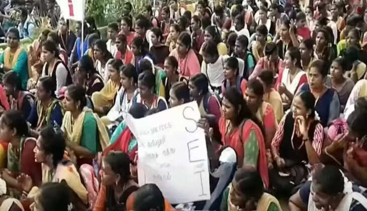 தூத்துக்குடி வ.உ.சி. கல்லூரி மாணவிகள் போராட்டம்