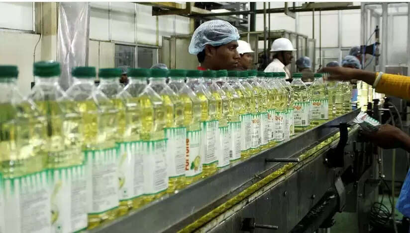 இல்லத்தரசிகளுக்கு இன்ப அதிர்ச்சி... சமையல் எண்ணெய் விலை குறையப் போகுது... கலால் வரி குறைப்பு!