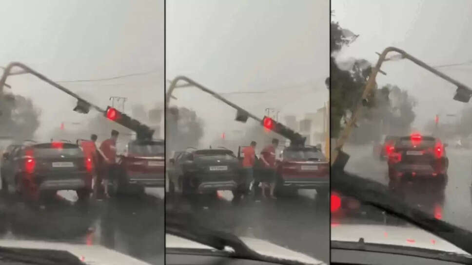 &nbsp;பகீர் சிசிடிவி காட்சிகள்... சுற்றி சுழன்ற சூறாவளி... சாலையில் சென்ற கார் மீது விழுந்த விளக்கு கம்பம்! &nbsp;