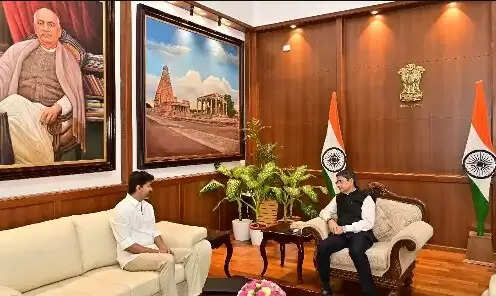 “கவர்னர் சூழ்ச்சிக்காரர்... விஜய் அதில் சிக்க கூடாது”