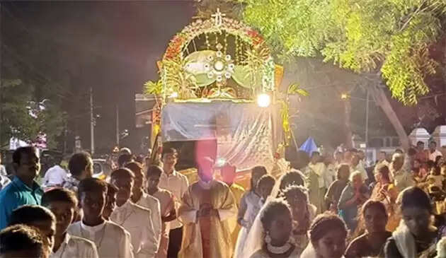 புனித சூசையப்பா் திருத்தலத்தில் நற்கருணை பவனி