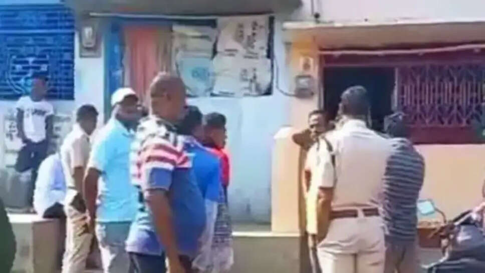 பெட்ரோலை ஊற்றி தீக்குளித்து தற்கொலை செய்த கல்லூரி மாணவி