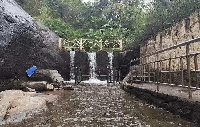 குற்றாலம் அருவிகளில் குளிக்க தொடர்ந்து 6வது நாளாக தடை: சுற்றுலா பயணிகள் ஏமாற்றம்!