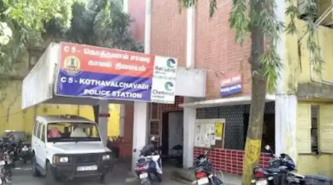 பொதுமக்கள் அதிர்ச்சி... நடுரோட்டில் உதவி ஆய்வாளர்கள் கட்டிப் புரண்டு சண்டை!