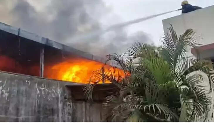 &nbsp;அட்டை உற்பத்தி ஆலையில் &nbsp;பயங்கர தீ விபத்து