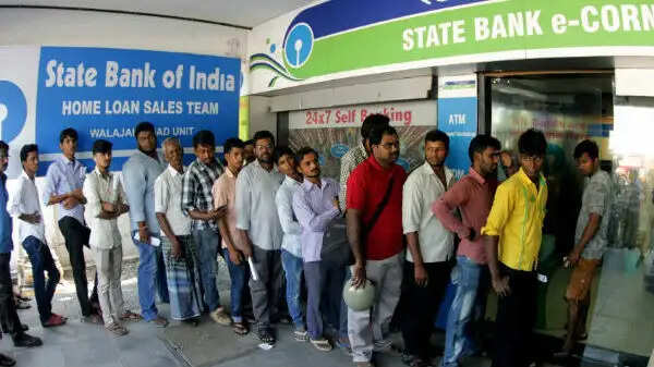 வங்கி விடுமுறை ஏடிஎம் வரிசை