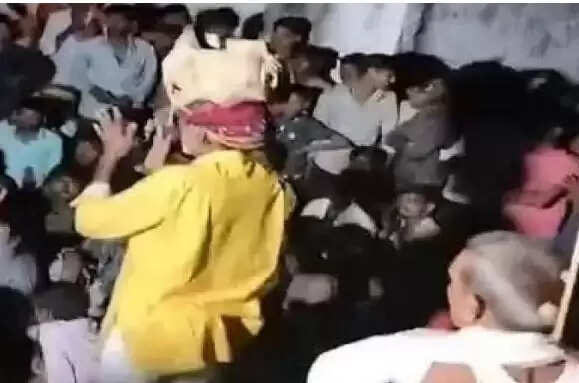 முதியவரின் தலையில் செருப்பு மூட்டை