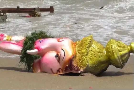 விநயாகர் சிலை ஊர்வலம் கடலில் கரைப்பு
