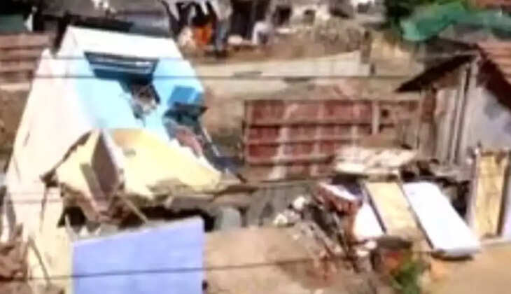 இடிந்த வீடுகள்