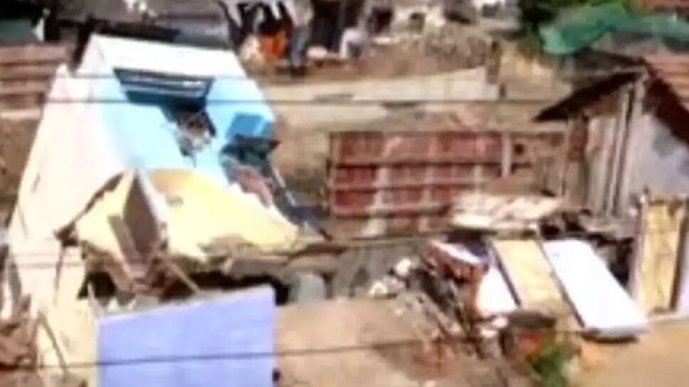 இடிந்த வீடுகள்