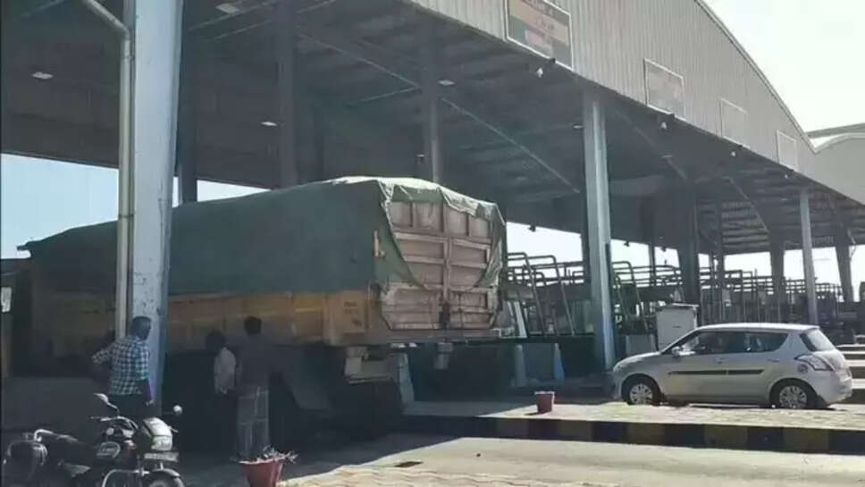 உத்தரவு வரல... சுங்கக்கட்டணம் வசூல நிறுத்தமுடியாது... &nbsp;லாரி உரிமையாளர்கள் போராட்டம்! &nbsp;