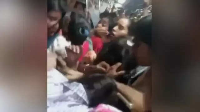 வைரலாகும் அதிர்ச்சி வீடியோ... ரயிலில் இரு பெண்கள் குடுமிப்பிடி சண்டை அடிதடி... ரத்தம் சொட்ட சொட்ட வெளியேறிய கொடூரம்!&nbsp;