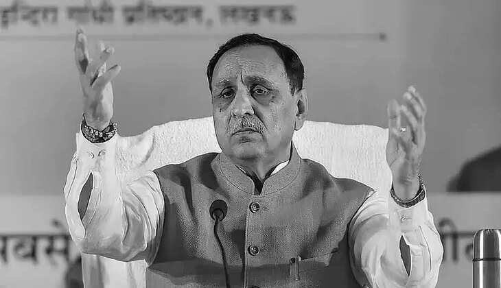 வீட்டின் முன் குவிந்த தொண்டர்கள்... விமான விபத்தில்  முன்னாள் முதல்வர் விஜய் ரூபானி மரணம்!