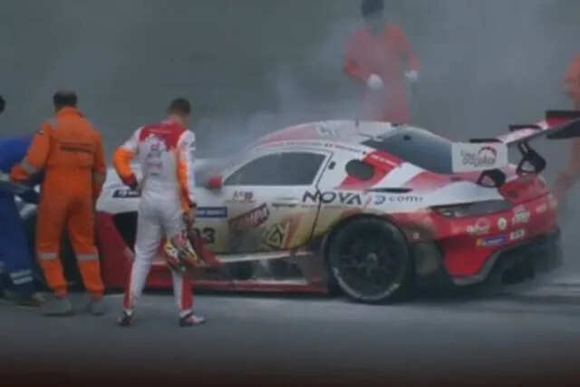 நடிகர் அஜித் ரேஸிங் அணியின் கார் தீப்பிடித்து பரபரப்பு... அதிர்ஷ்டவசமாக உயிர் தப்பிய வீரர்!