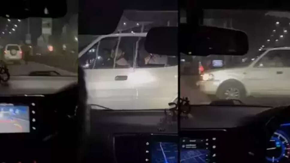 பெண்களை விரட்டிய இளைஞர்கள்