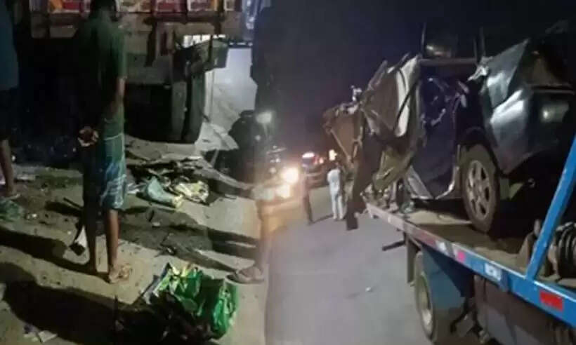 **தலைப்பு:** கோவையில் ஜி.டி. நாயுடு மேம்பாலத்தில் லாரி மீது கார் மோதி விபத்து: 3 பேர் உயிரிழப்பு