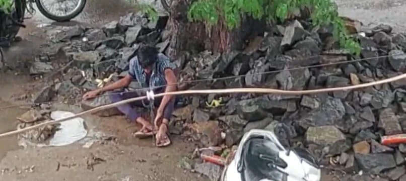 போதையில் தள்ளாடும் பள்ளி மாணவன்