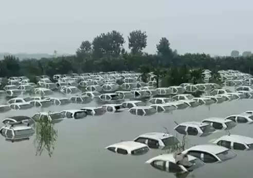 வெள்ளத்தில் கார்கள்