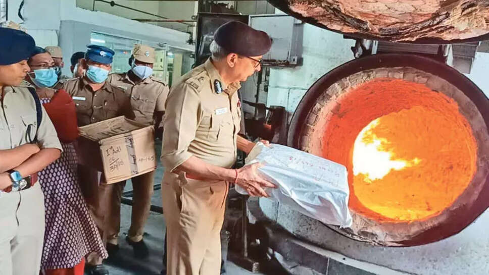 கமிஷ்னர் கஞ்சா எரிப்பு