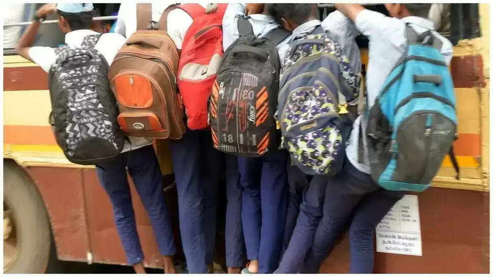 படிக்கட்டில் தொங்கியபடி மாணவர்கள்