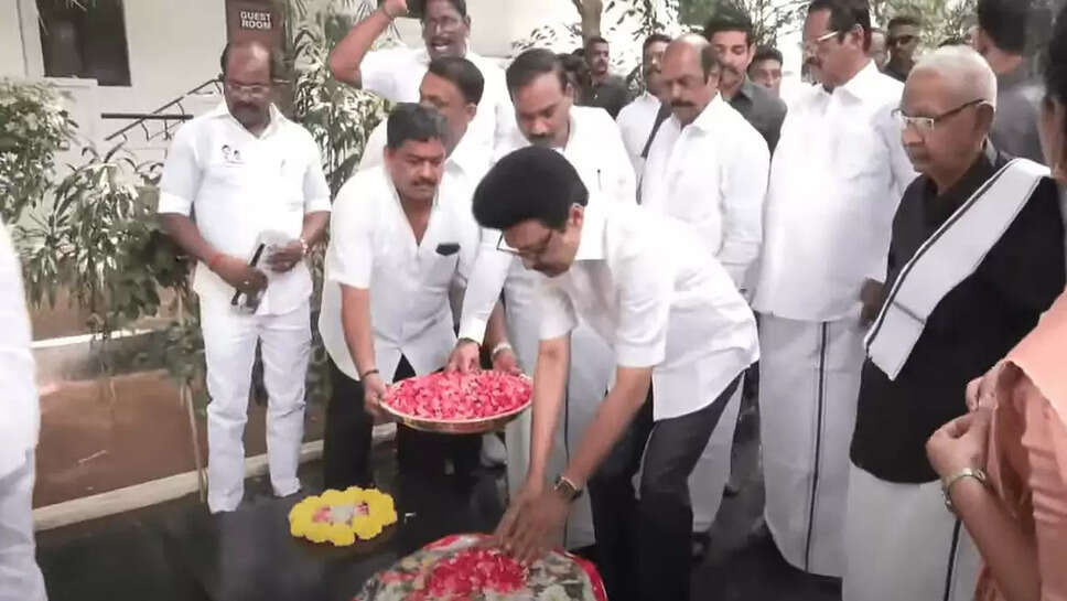 &nbsp;பெரியார் திடலில் முதல்வர் மு.க.ஸ்டாலின் மலர் தூவி மரியாதை
