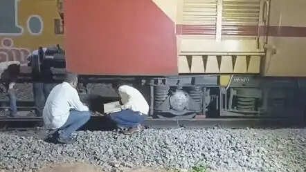 தீபாவளியன்று மதுரையில் தடம் புரண்ட ரயில்.... ஊழியர்களின் கவனக்குறைவே காரணம்?! விசாரணையில் அதிர்ச்சி!