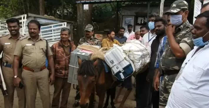 கழுதையில் வாக்குப்பதிவு எந்திரங்கள்