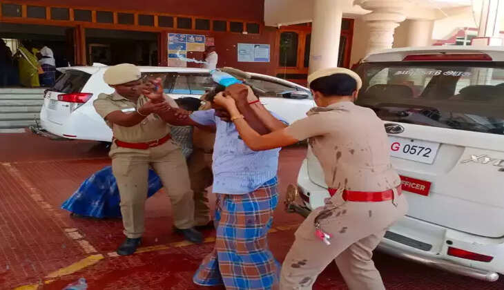 காவல் நிலையம் தீக்குளிப்பு