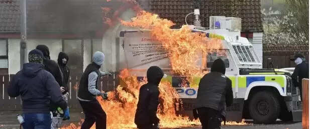 பரபரப்பு... அமைதி பேரணியில் பெட்ரோல் குண்டு வீச்சு... 6 பேர் படுகாயம்!