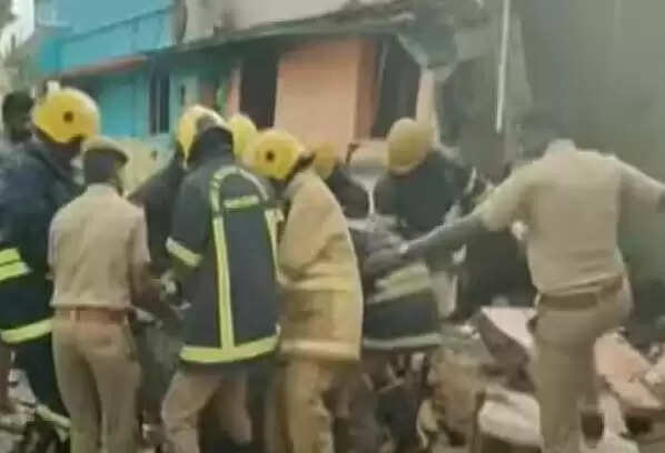 நாட்டு வெடி வெடித்து