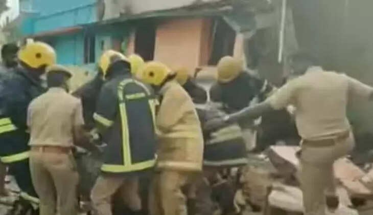 நாட்டு வெடி வெடித்து 