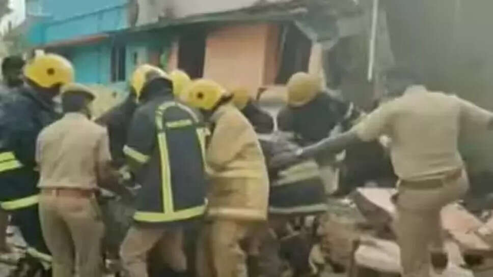 நாட்டு வெடி வெடித்து 