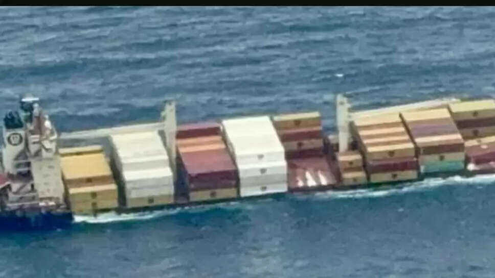 கடலில் கவிழ்ந்த சரக்குக் கப்பல்... அடுத்தடுத்து கரை ஒதுங்கும் கண்டெயினர்கள்.!