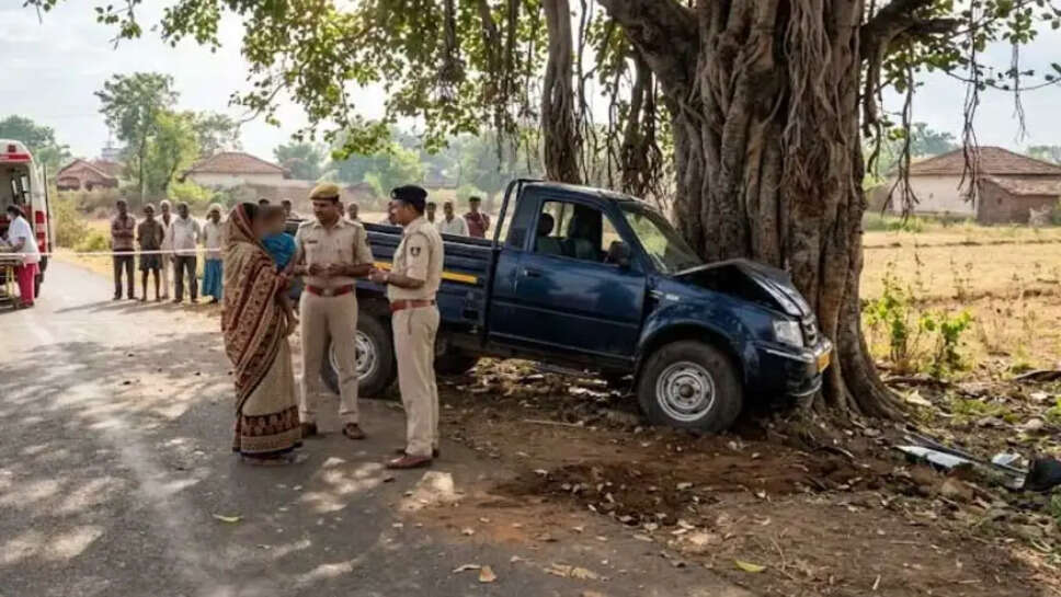 வேன் ஜீப் விபத்து மரத்தில்