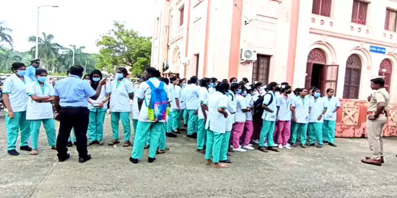 கல்லூரி மாணவிகள்